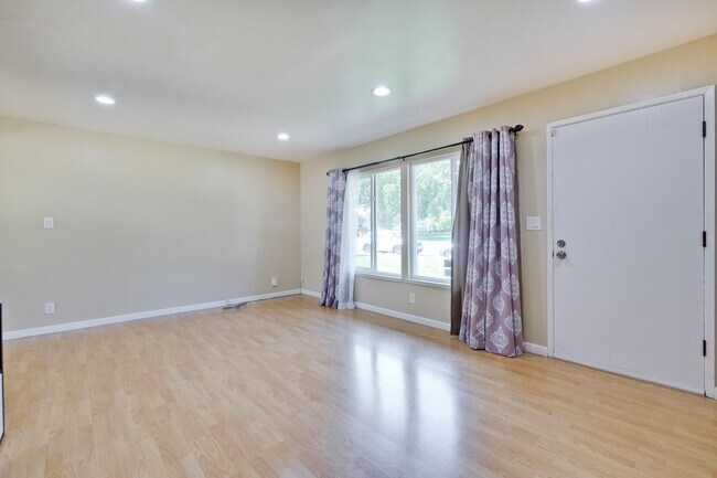 Building Photo - Beautiful 4 Bed 2.5 Bath Town Home in Fremont Northgate Area !