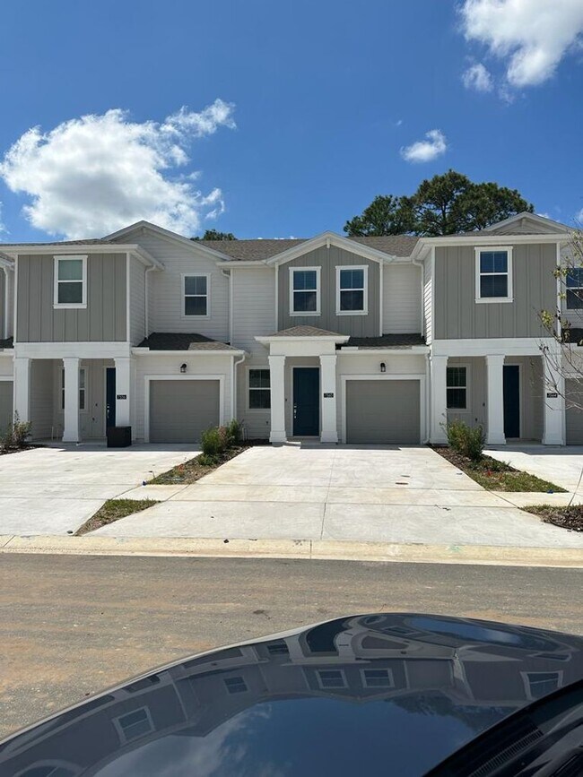 Building Photo - Beautiful Townhome  3 Bedroom 2.5 Bathroom