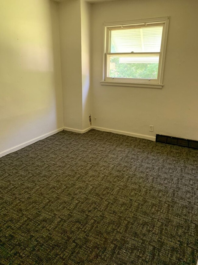 Building Photo - 2 Bedroom House $695