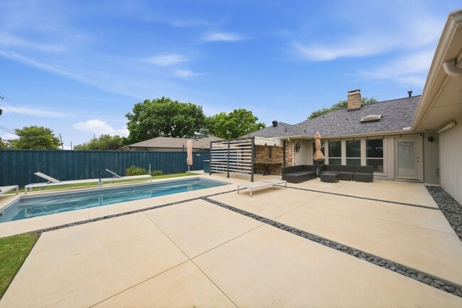 Building Photo - 4008 Hatherly Dr