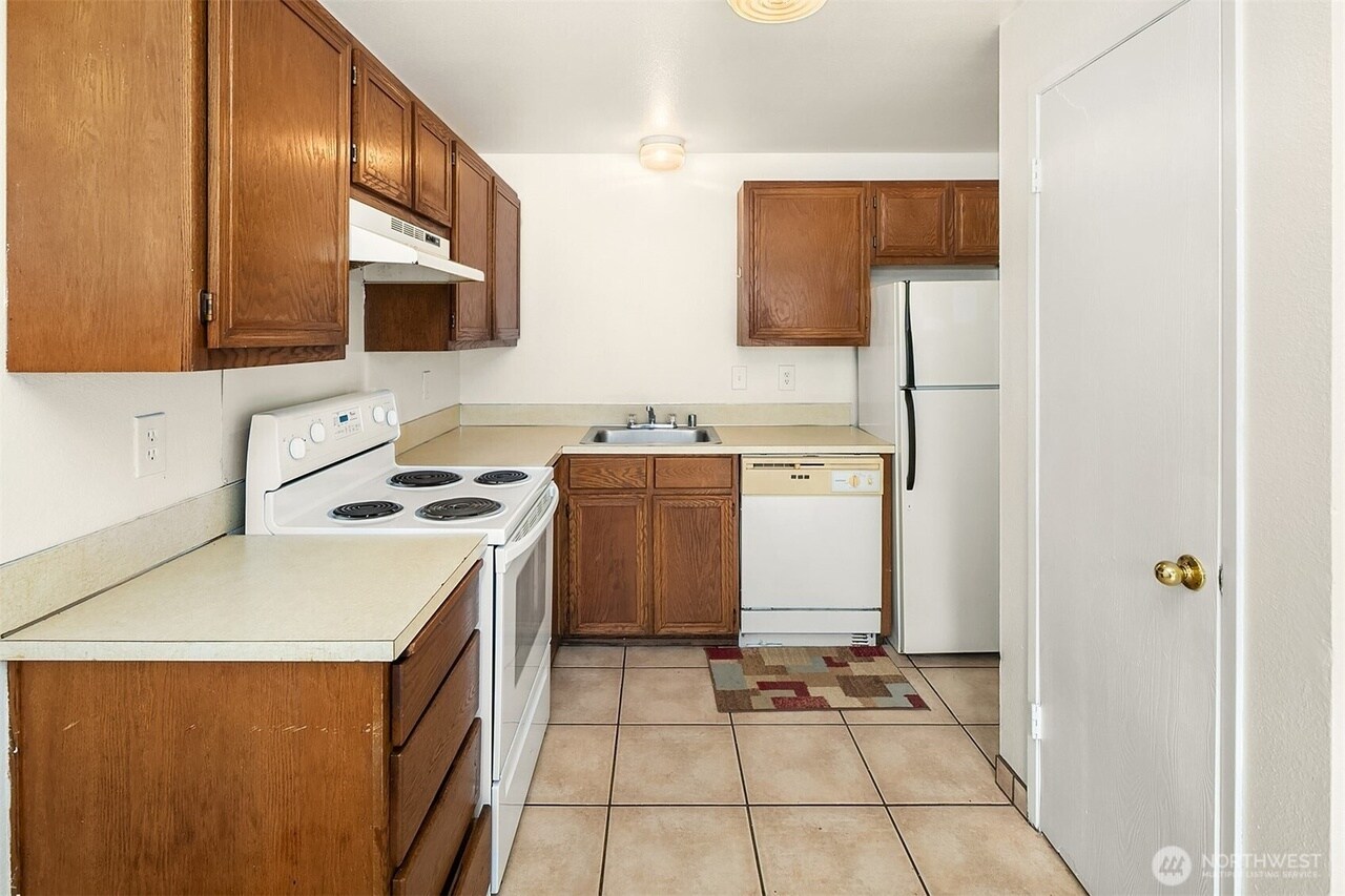 Kitchen - 905 18th St NE