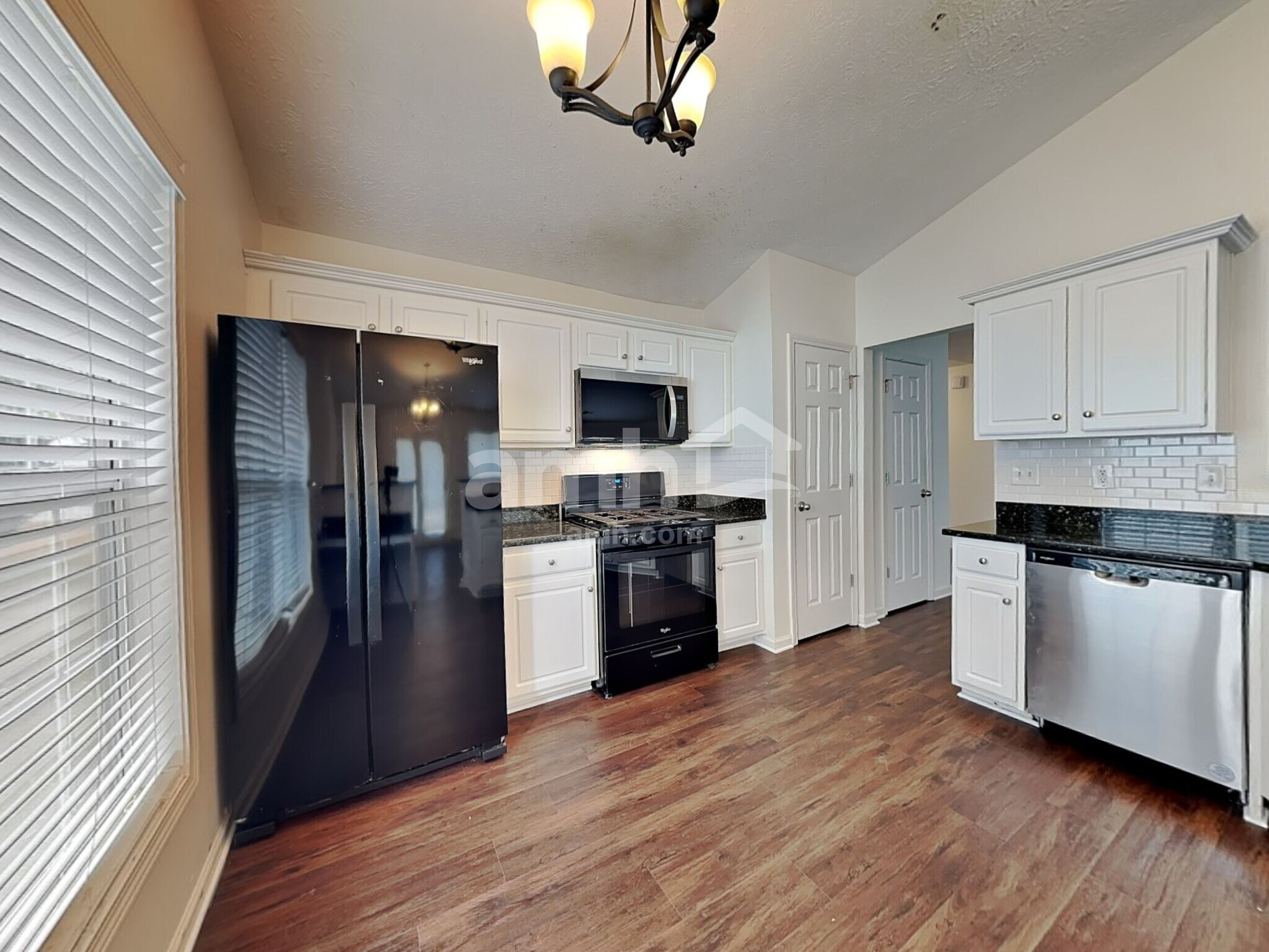 Building Photo - 558 The Blvd