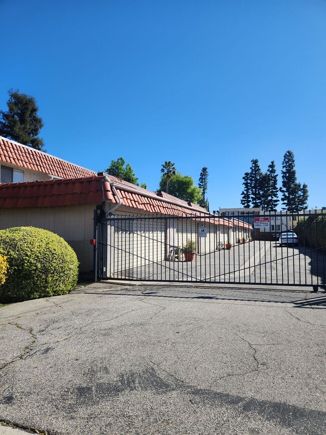 Building Photo - 3bed/2.5bath + Garage Townhome in Tarzana-...