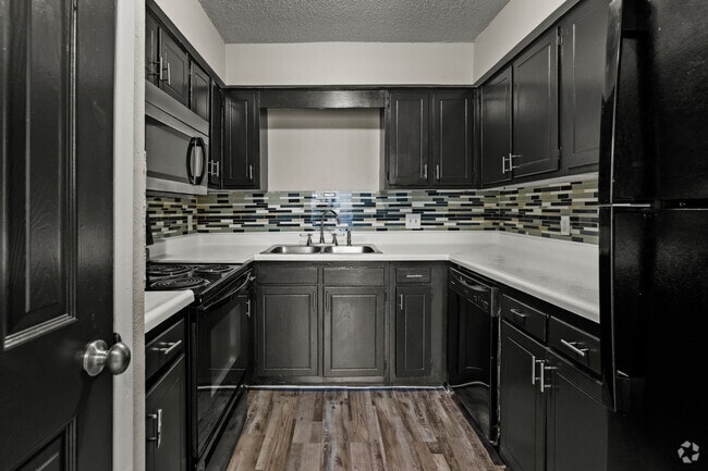 1BR, 1BA - 720SF - Kitchen - Amberwood Apartments