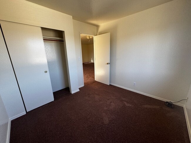 Building Photo - Charming 2 Bedroom 1 Bath Apartment Locate...