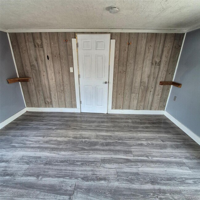 Building Photo - 235 Downs St