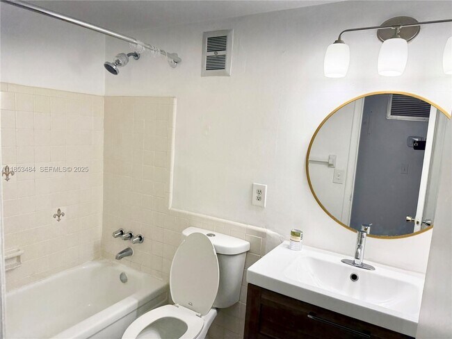 Building Photo - 1000 SE 15th St