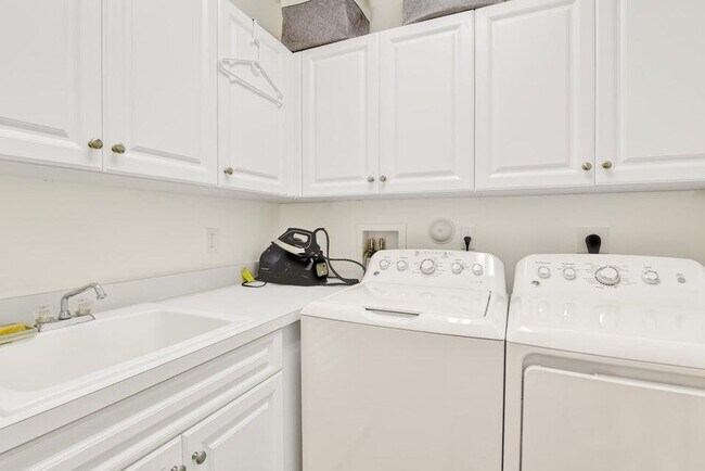 Building Photo - 124 W Prive Cir