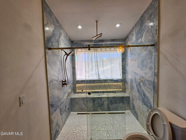 Building Photo - 145 Lakeview Dr