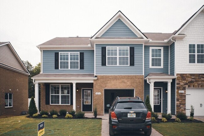 Building Photo - 4 Bed/ 3 Bath Townhome with Immediate Occupancy!