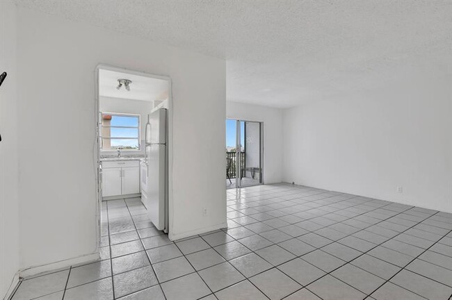 Building Photo - 2350 NE 14th Street Causeway