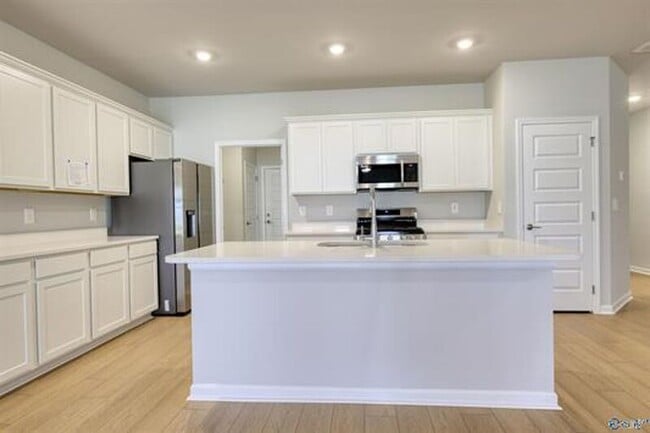 Building Photo - 6075 Gardner Maples Dr