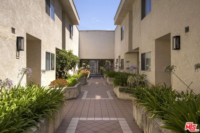 Building Photo - 4003 Sunset Dr