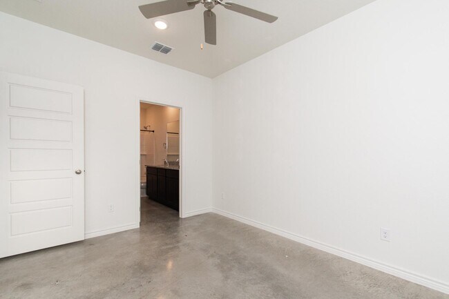 Building Photo - 624 Pacific Crest Trl