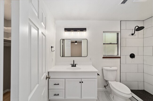 Building Photo - Beautifully Renovated 3 Bed 2 Bath Home in...