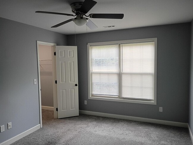 Building Photo - Beautiful Three Bedroom, Two Bathroom Sing...