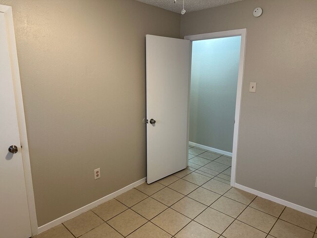 Building Photo - REFRESHED HALF DUPLEX IN IRVING!!