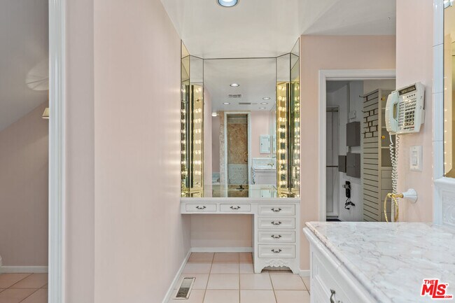 Building Photo - 710 Alta Dr