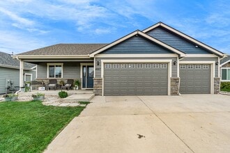 Building Photo - Gorgeous 6 Bedroom/3.5 Bathroom Home!