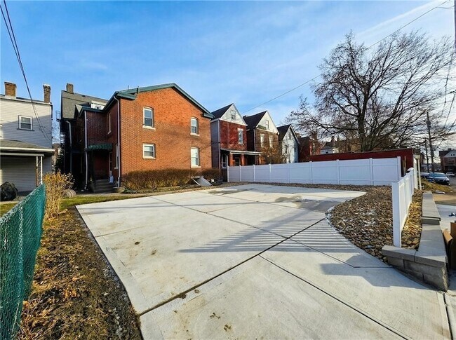 Building Photo - 224 S Pacific Ave