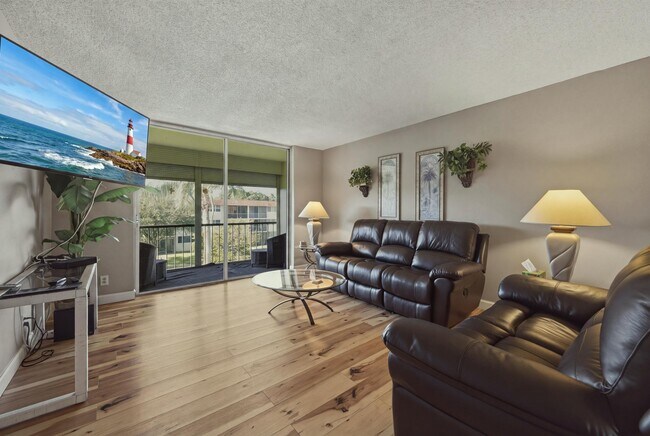 Building Photo - 9420 S Hollybrook Lake Dr