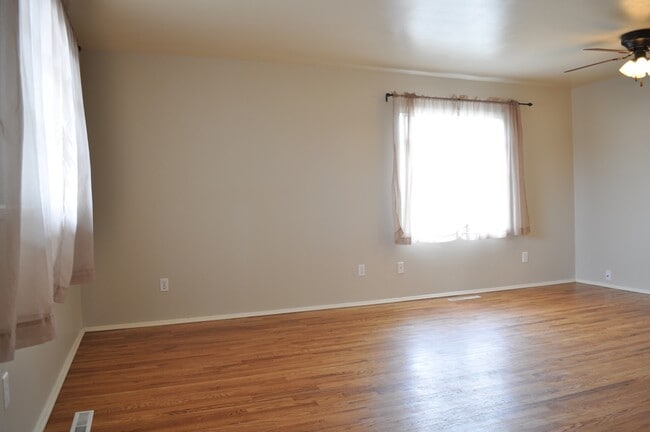 Building Photo - Charming Raised Ranch across from golf course