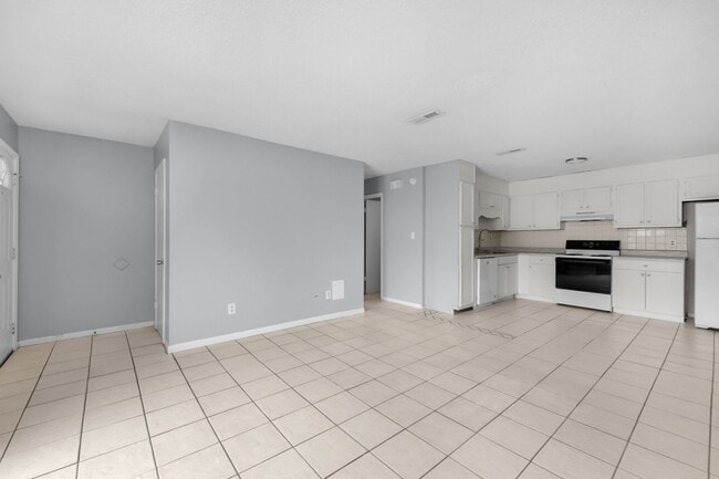 Building Photo - Fresh, Cozy, & Totally Updated — Move Righ...