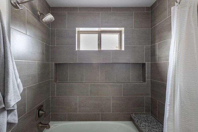 Building Photo - 1940 Green Hill Dr