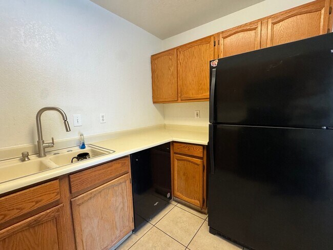 Building Photo - 3BR Duplex with gated yard and Garage