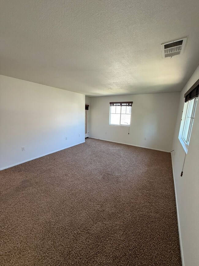 Building Photo - Beautiful 4 Bedroom, 2 1/2 Bathroom Townho...