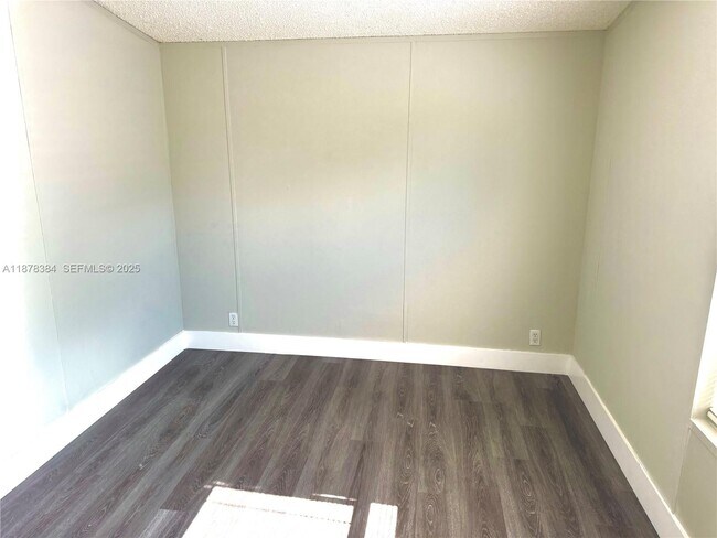 Building Photo - 220 NE 12th Ave