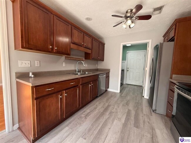 Building Photo - 115 Twin Oaks Dr