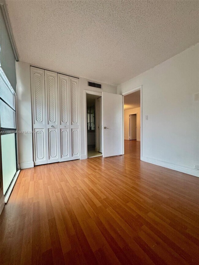 Building Photo - 3475 N Country Club Dr