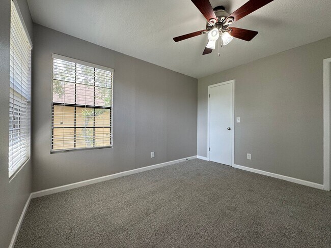 Building Photo - Altamonte Springs Top Floor Condo ~ Gated Waterfront Community ~ Must See!