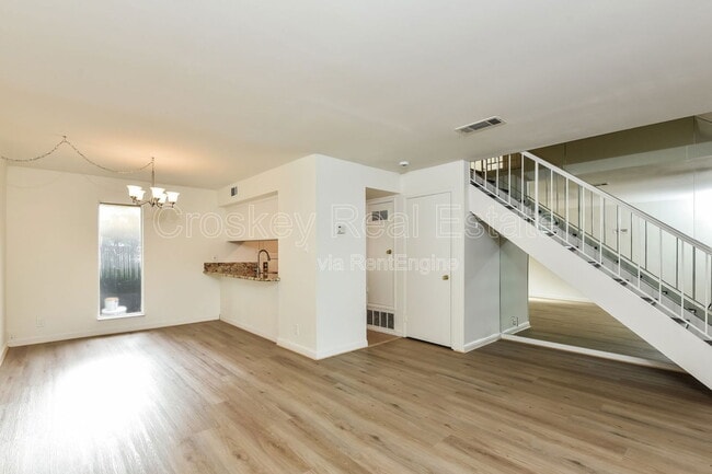 Building Photo - 5422 Roundtree Ct