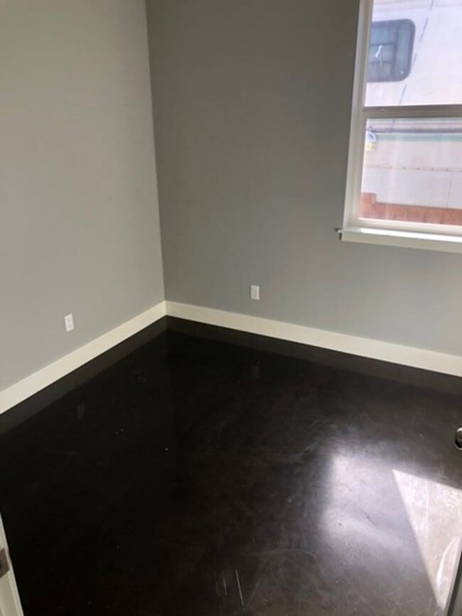 Building Photo - Pet Friendly Single Family Cottage