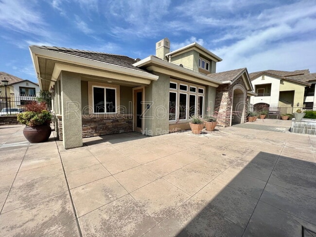 Building Photo - 1360 Shady Ln