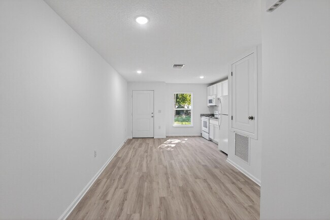 Building Photo - 1115 F Ave