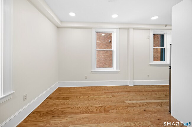 Building Photo - 1355 Main St