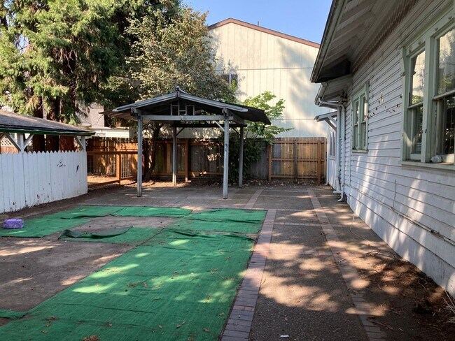 Building Photo - Campus House ~ 4 bedroom, 2 bath