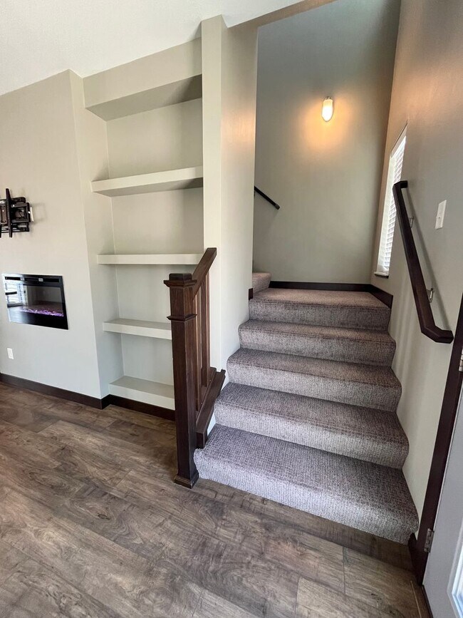 Building Photo - 3 Bed/2.5 Bath Townhome in Downtown Sioux Falls!!