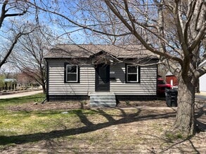 Building Photo - Fully Remodeled 2 Bedroom 1.5 Bathroom House in Moline