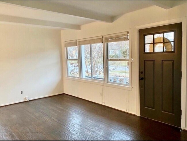 Building Photo - 9919 Dresden Dr