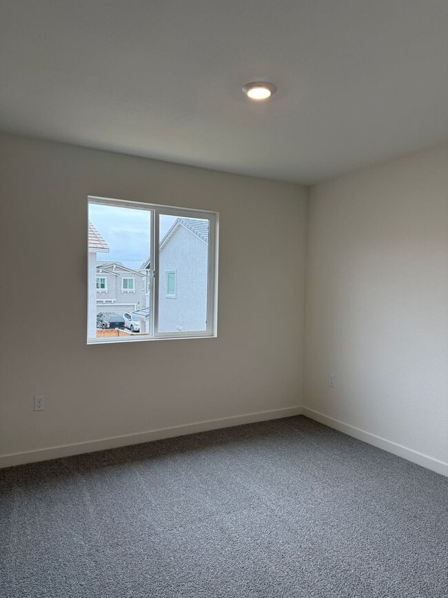 Building Photo - 3 Bed 2.5 Ba 2 Car Garage in Roseville!