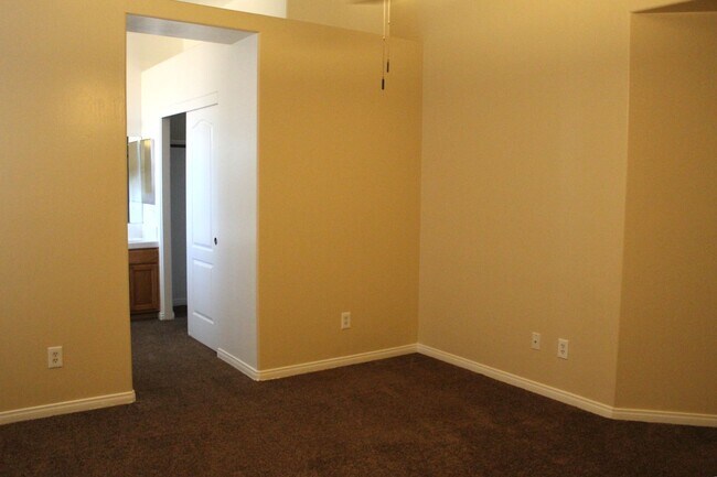 Building Photo - Silver Creek Home