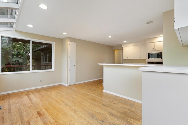 Building Photo - Spacious 5-Bed Home on XL Private Lot!