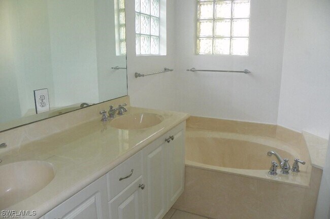 Building Photo - 1400 Mariposa Cir