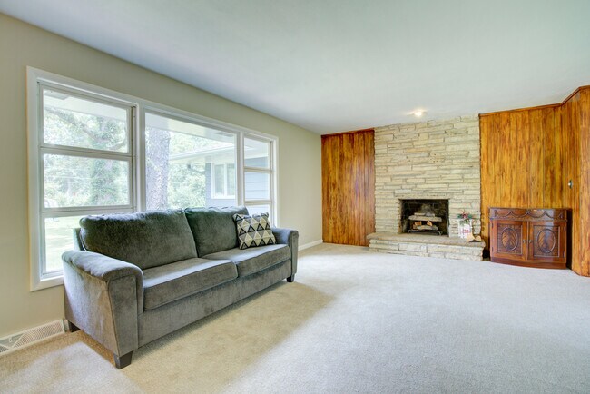 Building Photo - 24W360 Hemlock Ln