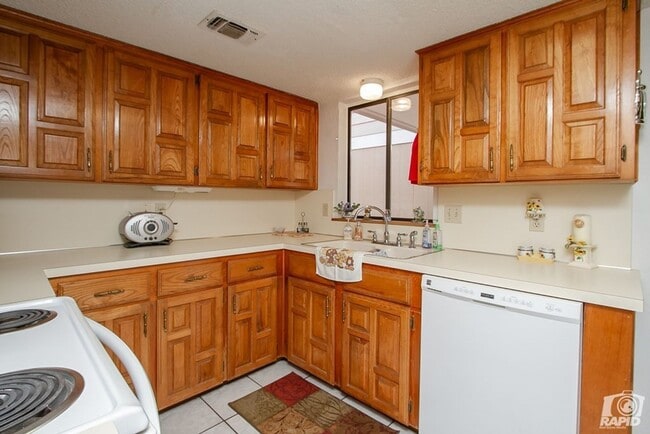 Building Photo - COMING SOON! Charming 1 Bed/1 Bath Duplex!!!