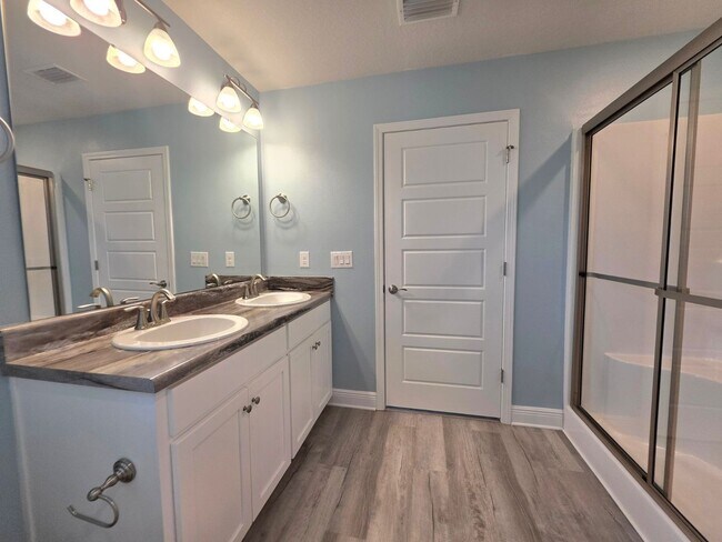 Building Photo - Bright, Open Layout | Screened Porch + Paver Patio | Move-In Ready